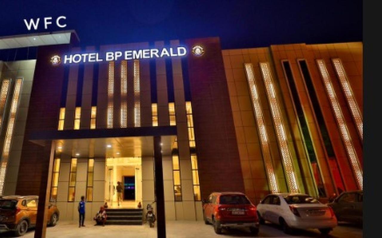 Hotel B P Emerald Матхура Екстер'єр фото