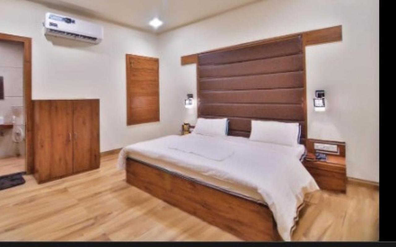 Hotel B P Emerald Матхура Екстер'єр фото