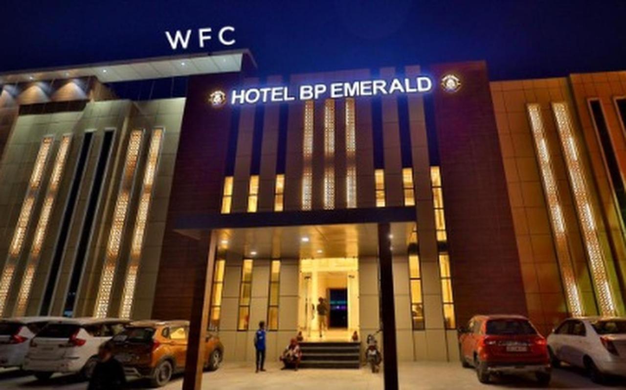 Hotel B P Emerald Матхура Екстер'єр фото