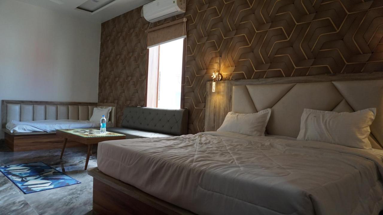 Hotel B P Emerald Матхура Екстер'єр фото