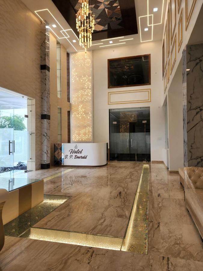 Hotel B P Emerald Матхура Екстер'єр фото