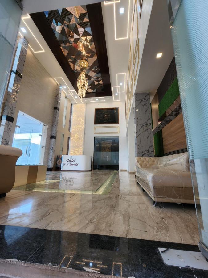 Hotel B P Emerald Матхура Екстер'єр фото