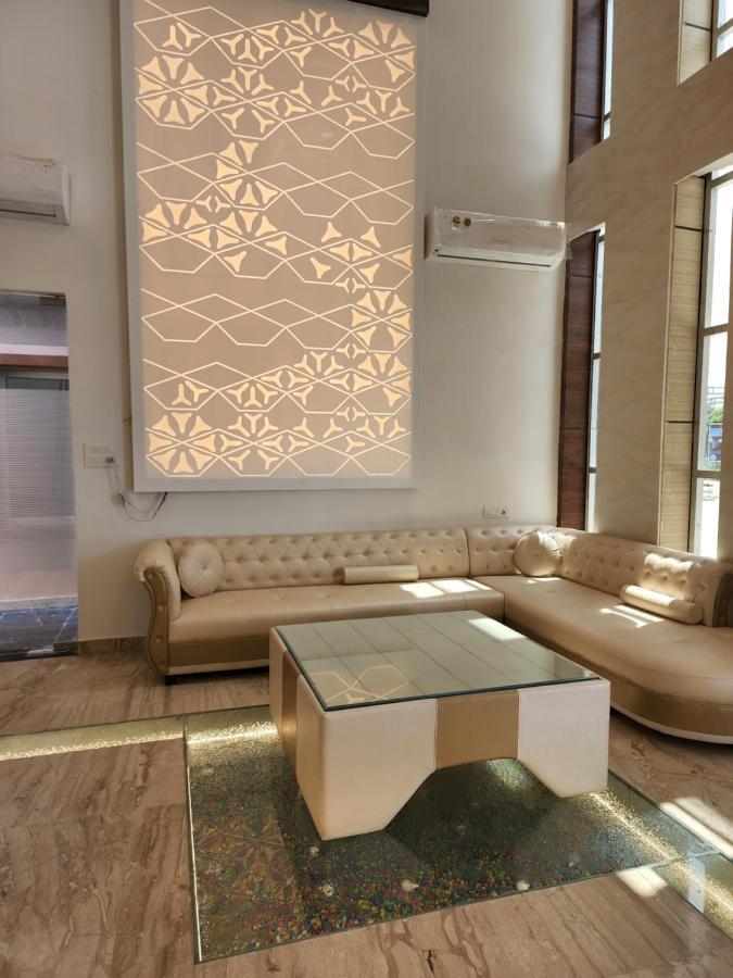 Hotel B P Emerald Матхура Екстер'єр фото