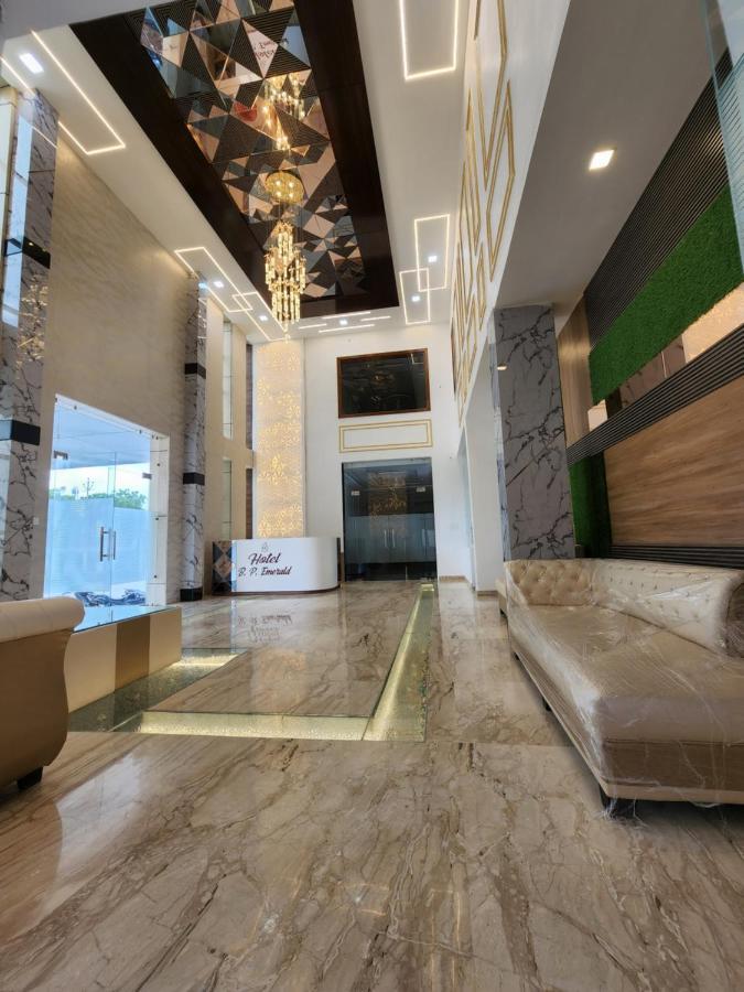 Hotel B P Emerald Матхура Екстер'єр фото