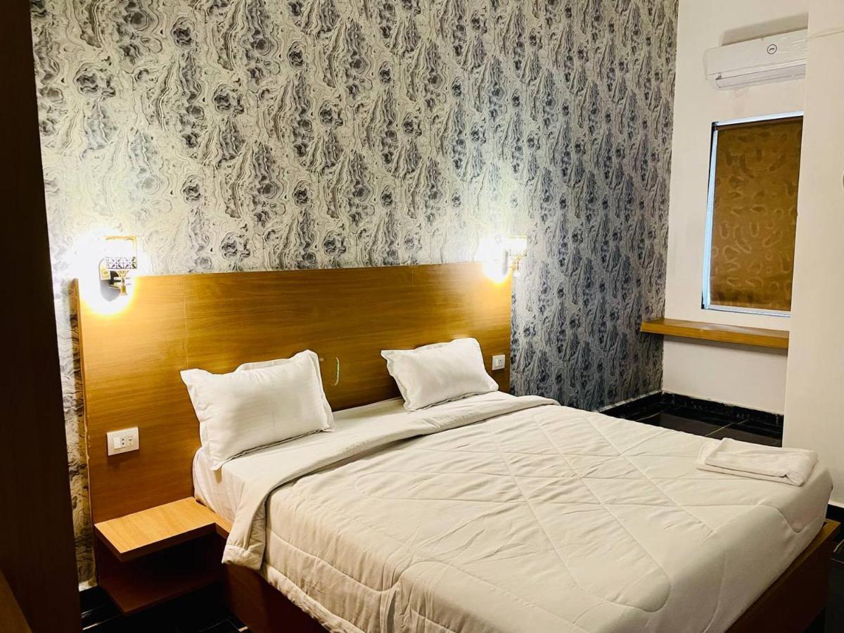 Hotel B P Emerald Матхура Екстер'єр фото